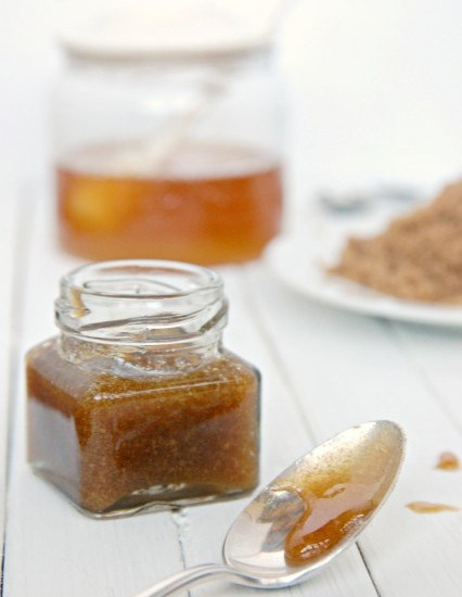 DIY-hacks-care-hand-skin-honey-and-brown-sugar