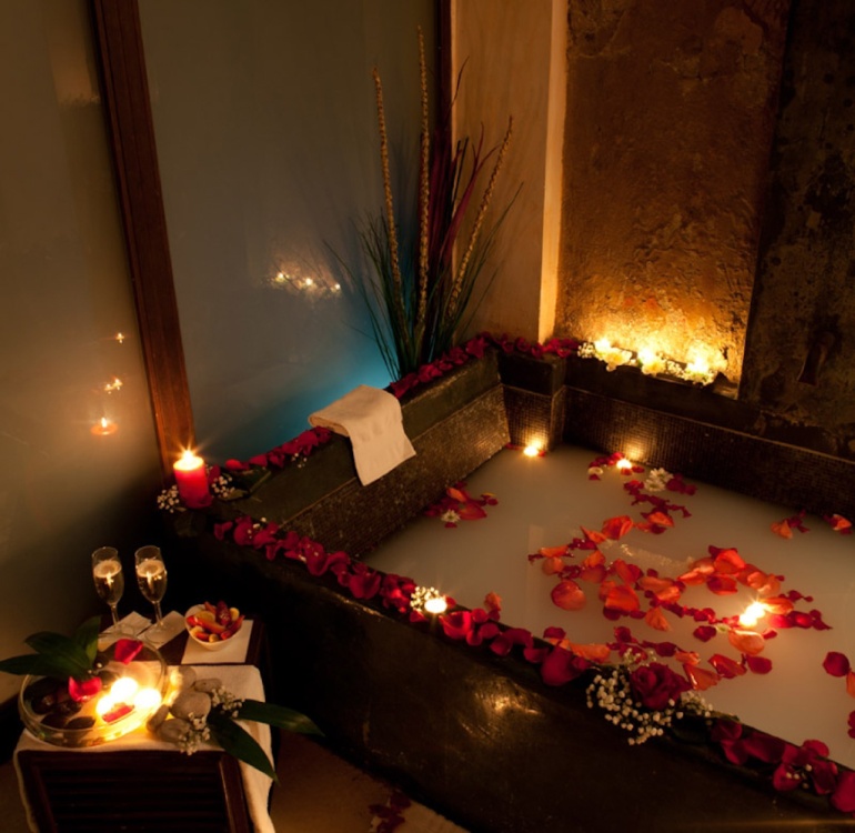 spa-enjoyment-atmosphere-romantic-bathing-shower-with-wine-and-rose